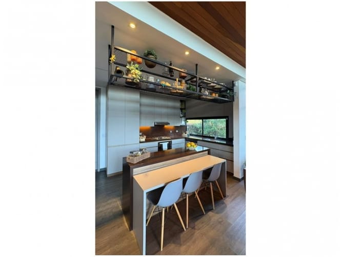 Casa de 3 alcobas en venta en Medellín, 326 m² · foto 8 de 24
