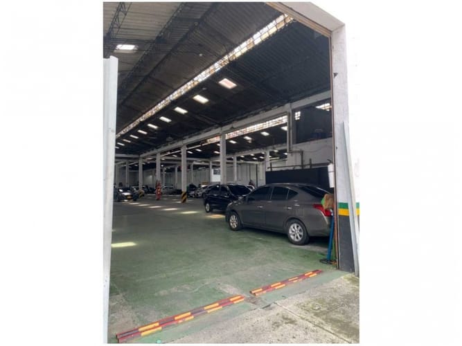 Bodega en venta en Perpetuo Socorro, Medellín, 2040 m² · foto 3 de 4