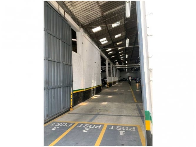 Bodega en venta en Perpetuo Socorro, Medellín, 2040 m² · foto 4 de 4