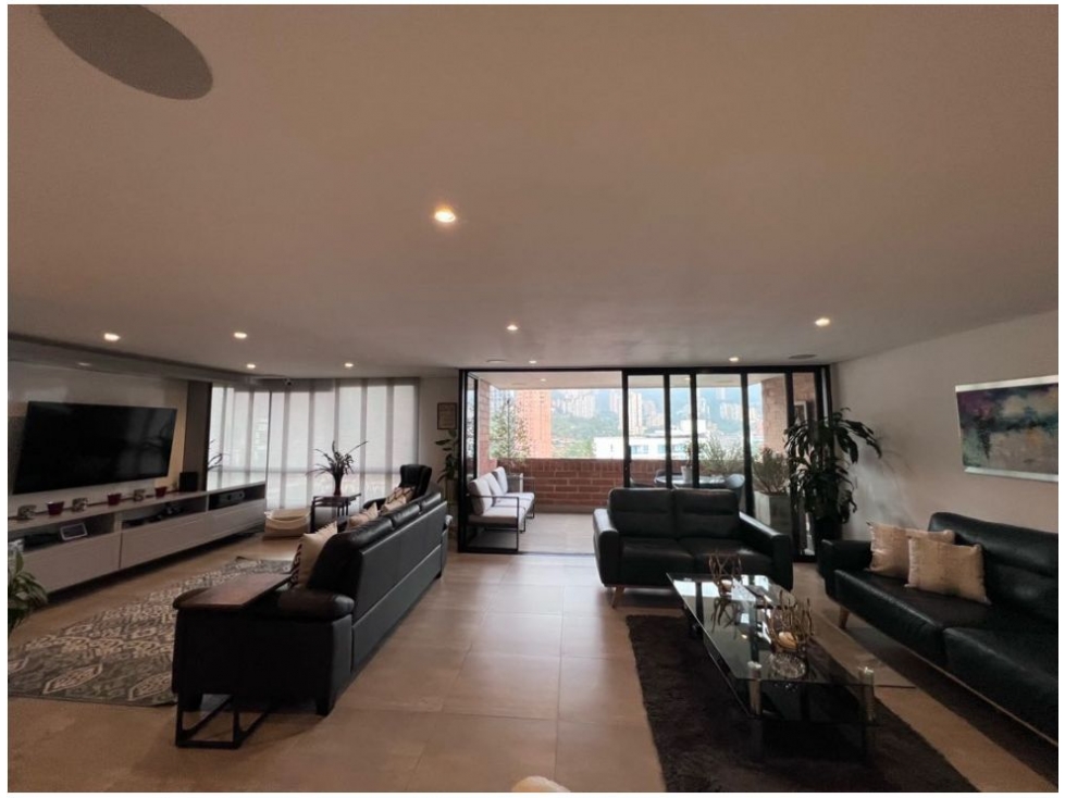 Apartamento en venta en El Poblado, Medellín · foto 2 de 24