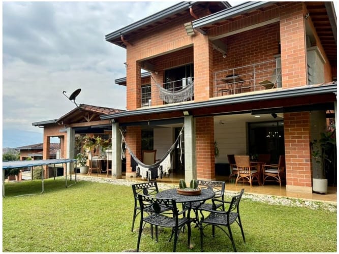 Casa de 4 alcobas en venta en Loma Del Chocho, Envigado, 318 m² · foto 2 de 24