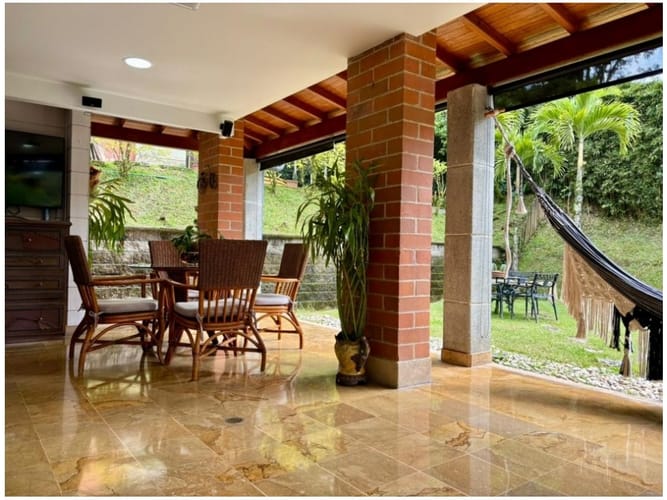Casa de 4 alcobas en venta en Loma Del Chocho, Envigado, 318 m² · foto 11 de 24