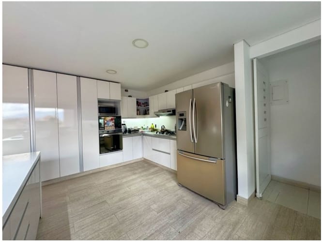 Apartamento de 3 alcobas en venta en Los Naranjos, Medellín, 245 m² · foto 11 de 24