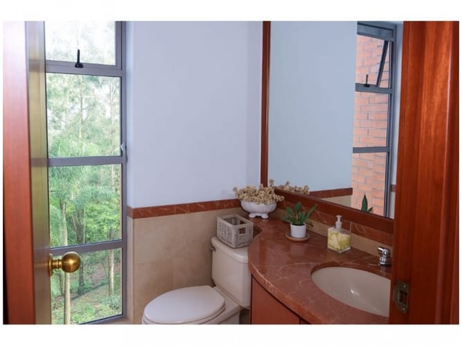 Apartamento de 3 alcobas en venta en Los Naranjos, Medellín, 245 m² · foto 12 de 24