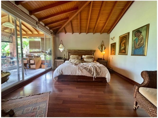 Casa de 3 alcobas en venta en Loma Benedictinos, Envigado, 350 m² · foto 2 de 24
