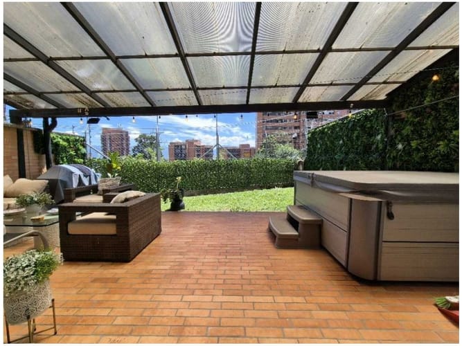 Casa de 3 alcobas en venta en Los Naranjos, Medellín, 361 m² · foto 2 de 24