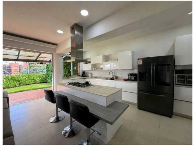 Casa de 3 alcobas en venta en Los Naranjos, Medellín, 361 m² · foto 3 de 24