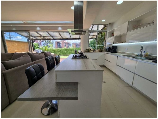 Casa de 3 alcobas en venta en Los Naranjos, Medellín, 361 m² · foto 4 de 24