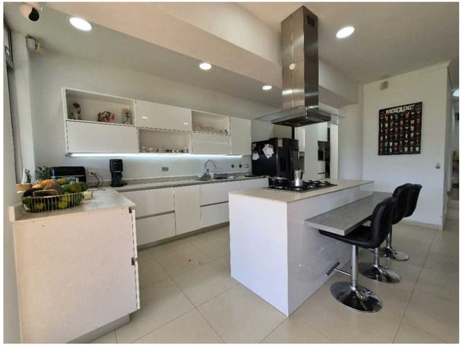 Casa de 3 alcobas en venta en Los Naranjos, Medellín, 361 m² · foto 5 de 24