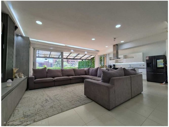 Casa de 3 alcobas en venta en Los Naranjos, Medellín, 361 m² · foto 6 de 24