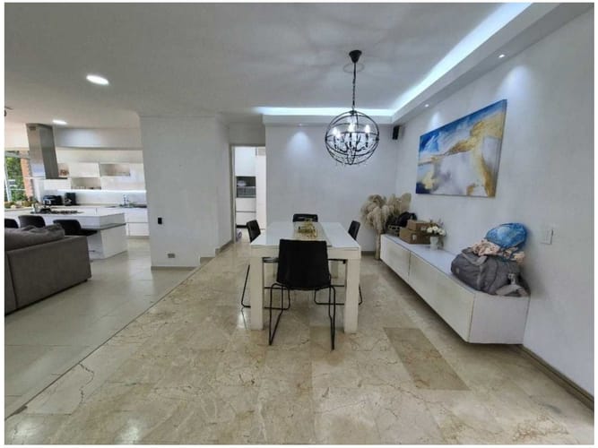 Casa de 3 alcobas en venta en Los Naranjos, Medellín, 361 m² · foto 10 de 24