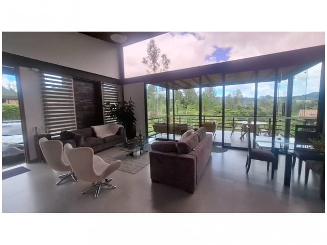 Casa de 3 alcobas en venta en Medellín, 308 m² · foto 3 de 12