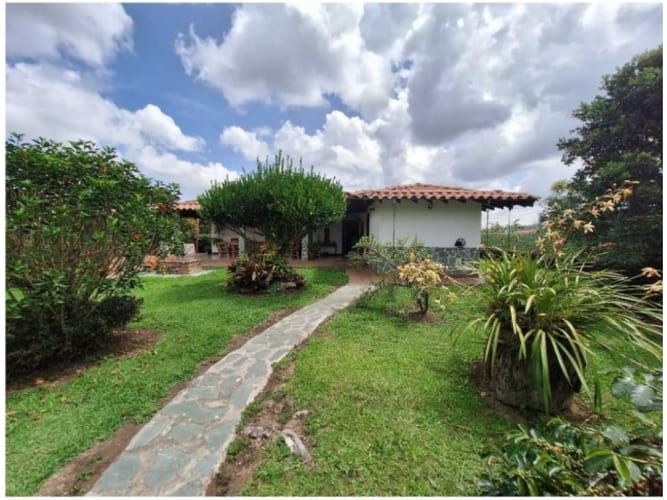 Casa de 3 alcobas en venta en Pontezuela, Rionegro, 215 m² · foto 3 de 24