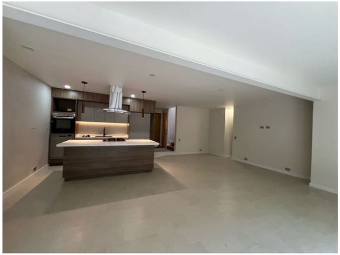 Casa de 3 alcobas en venta en Los Naranjos, Medellín, 215 m² · foto 5 de 24
