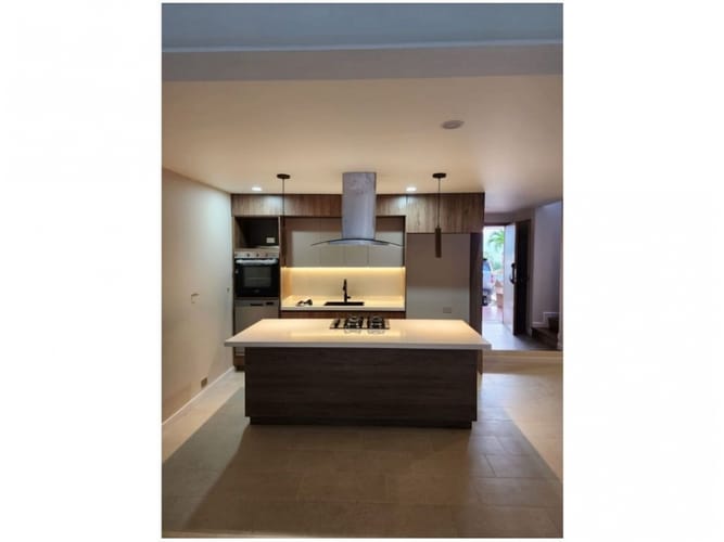 Casa de 3 alcobas en venta en Los Naranjos, Medellín, 215 m² · foto 6 de 24