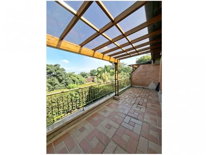 Casa de 4 alcobas en venta en Montessori, Envigado, 235 m² · foto 2 de 24