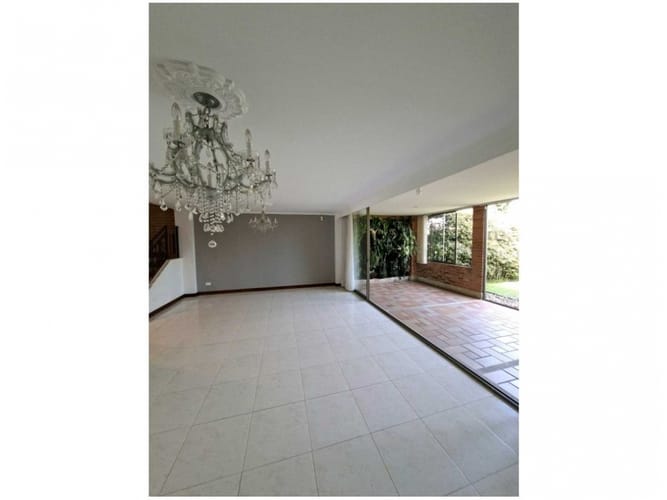 Casa de 4 alcobas en venta en Montessori, Envigado, 235 m² · foto 3 de 24