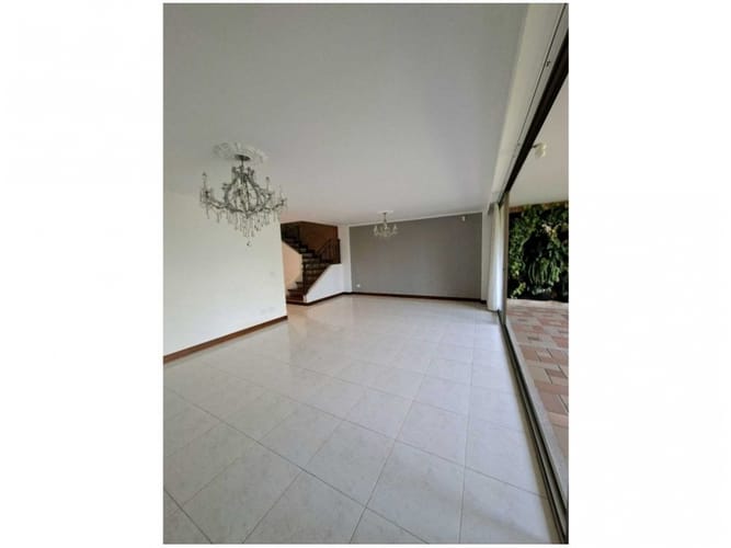 Casa de 4 alcobas en venta en Montessori, Envigado, 235 m² · foto 8 de 24