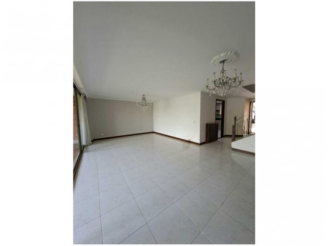Casa de 4 alcobas en venta en Montessori, Envigado, 235 m² · foto 11 de 24