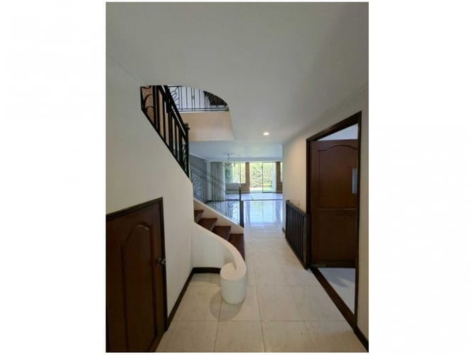 Casa de 4 alcobas en venta en Montessori, Envigado, 235 m² · foto 12 de 24