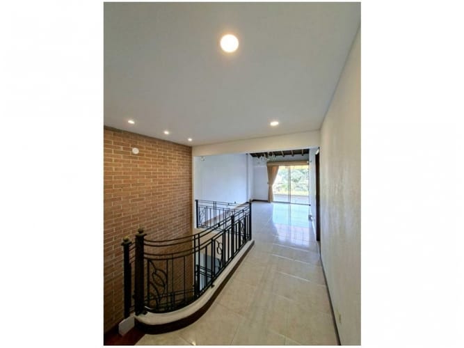 Casa de 4 alcobas en venta en Montessori, Envigado, 235 m² · foto 13 de 24