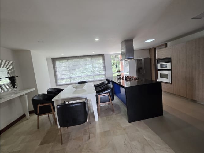 Apartamento de 3 alcobas en venta en Las Lomas, Medellín, 227 m² · foto 5 de 6