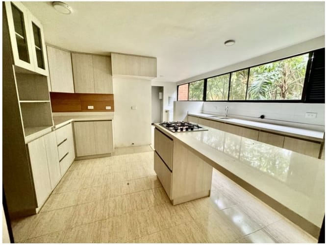 Apartamento de 3 alcobas en venta en Los Balsos, Medellín, 232 m² · foto 3 de 24