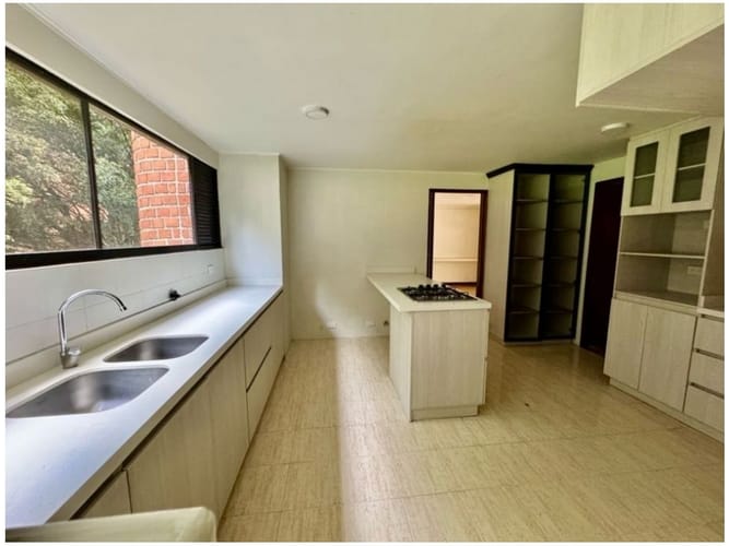 Apartamento de 3 alcobas en venta en Los Balsos, Medellín, 232 m² · foto 4 de 24