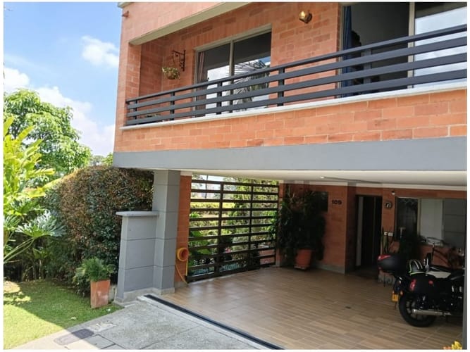 Casa de 3 alcobas en venta en El Esmeraldal, Envigado, 208 m² · foto 2 de 24