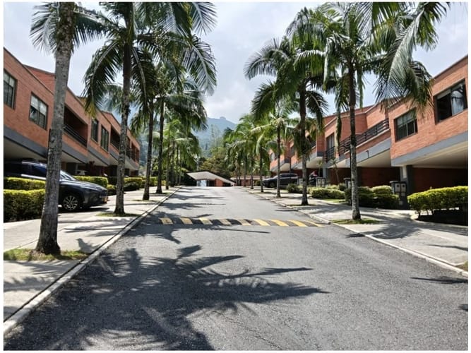 Casa de 3 alcobas en venta en El Esmeraldal, Envigado, 208 m² · foto 4 de 24
