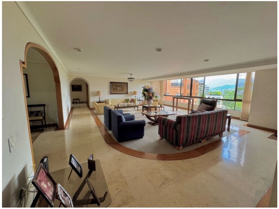 Apartamento en venta en El Poblado, Medellín · foto 2 de 24