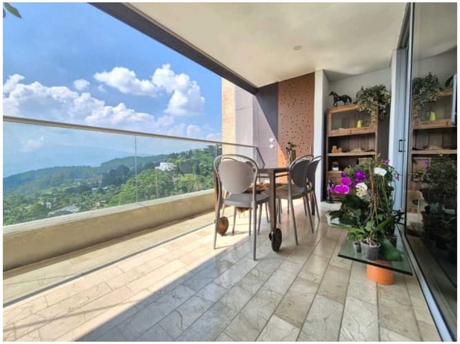 Apartamento de 4 alcobas en venta en Los Naranjos, Medellín, 217 m² · foto 4 de 24