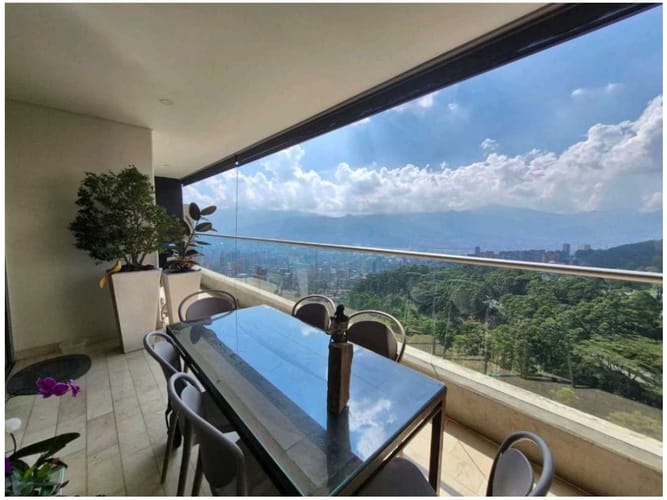 Apartamento de 4 alcobas en venta en Los Naranjos, Medellín, 217 m² · foto 5 de 24