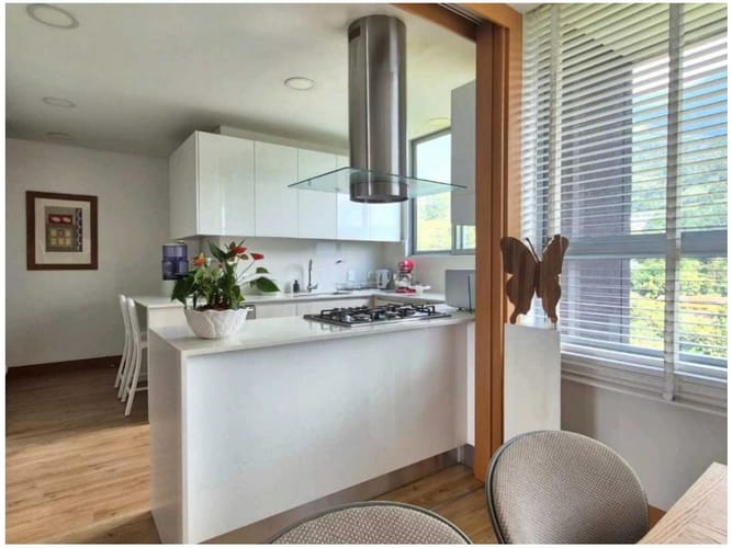 Apartamento de 4 alcobas en venta en Los Naranjos, Medellín, 217 m² · foto 10 de 24