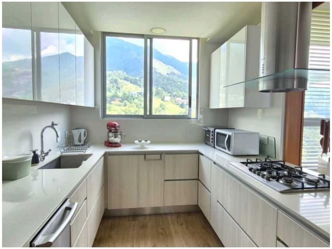 Apartamento de 4 alcobas en venta en Los Naranjos, Medellín, 217 m² · foto 11 de 24