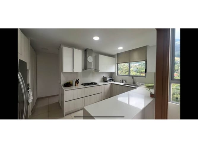 Apartamento de 3 alcobas en venta en Altos Del Poblado, Medellín, 217 m² · foto 2 de 6