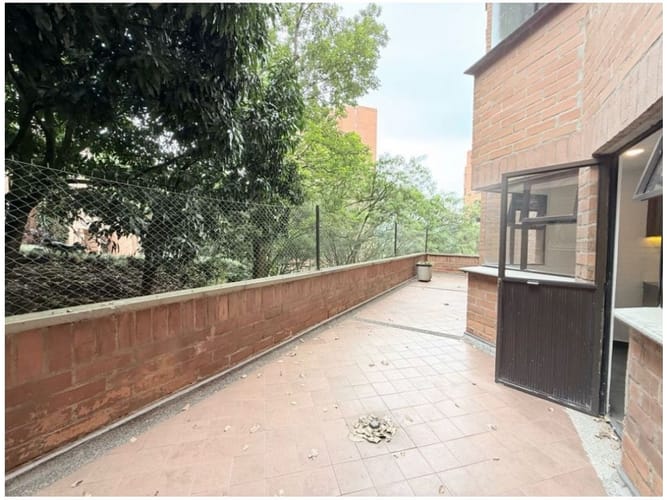 Apartamento de 2 alcobas en venta en El Poblado, Medellín, 138 m² · foto 2 de 18