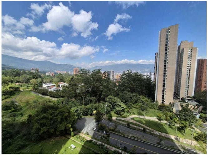 Apartamento de 3 alcobas en venta en Los Balsos, Medellín, 245 m² · foto 3 de 24