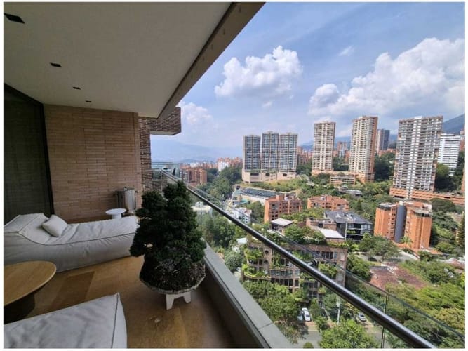Apartamento en venta en El Poblado, Medellín · foto 2 de 24