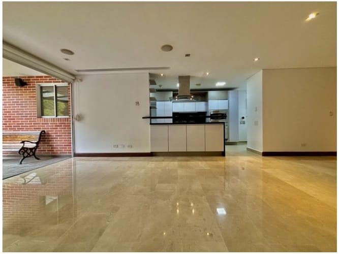 Casa de 3 alcobas en venta en Loma Benedictinos, Envigado, 233 m² · foto 3 de 24