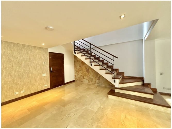 Casa de 3 alcobas en venta en Loma Benedictinos, Envigado, 233 m² · foto 4 de 24
