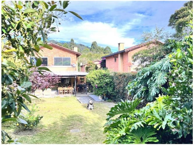 Casa de 3 alcobas en venta en Medellín, 249 m² · foto 1 de 24