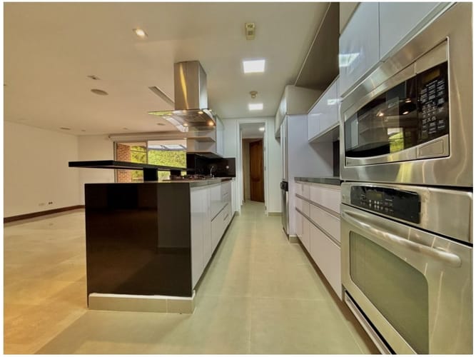 Casa de 3 alcobas en venta en Loma Benedictinos, Envigado, 233 m² · foto 8 de 24