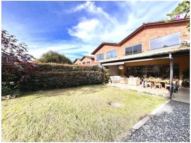 Casa de 3 alcobas en venta en Medellín, 249 m² · foto 2 de 24