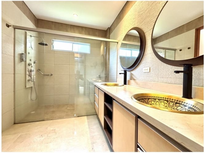 Casa de 3 alcobas en venta en Loma Benedictinos, Envigado, 233 m² · foto 18 de 24