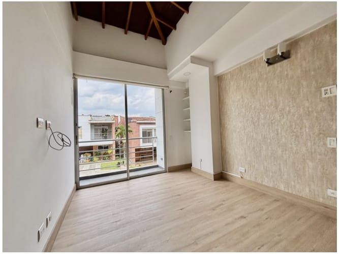 Casa de 3 alcobas en venta en Loma Benedictinos, Envigado, 233 m² · foto 23 de 24