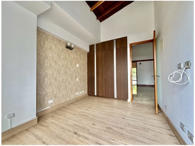 Casa de 3 alcobas en venta en Loma Benedictinos, Envigado, 233 m² · foto 24 de 24