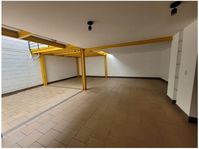 Casa de 5 alcobas en venta en Loma Del Escobero, Envigado, 250 m² · foto 2 de 24