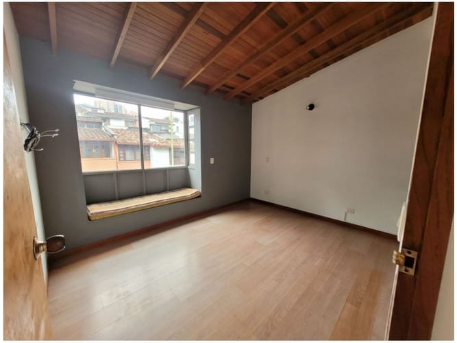Casa de 5 alcobas en venta en Loma Del Escobero, Envigado, 250 m² · foto 13 de 24
