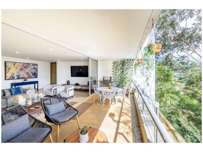 Apartamento de 3 alcobas en venta en Los Naranjos, Medellín, 222 m² · foto 2 de 19